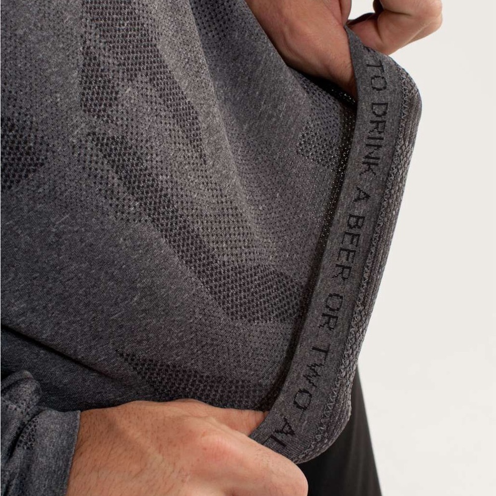 Lululemon Metal Vent Tech Half-Zip in a Camo Black Slate Patten Size Medium - Picture 5 of 12
